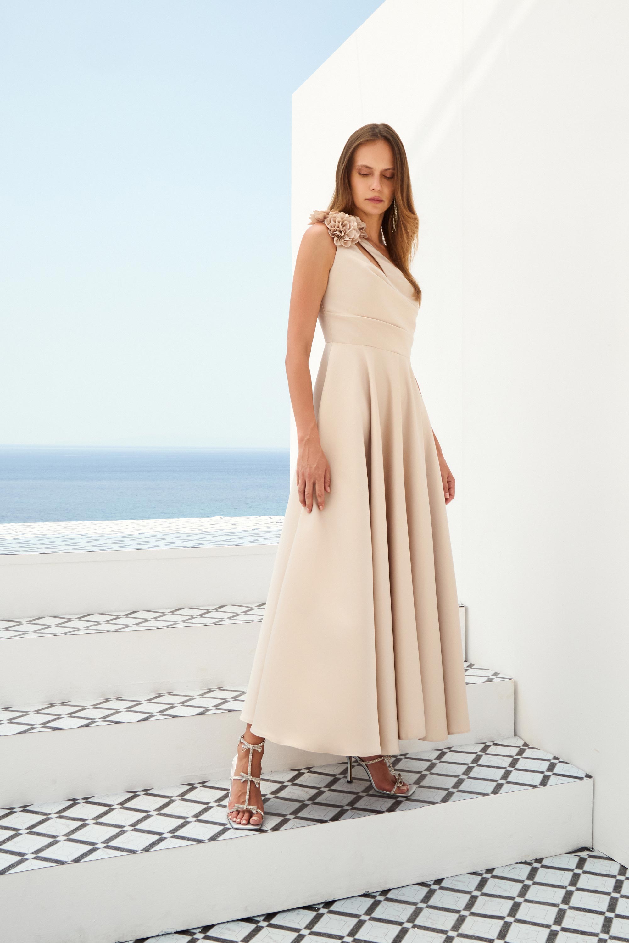 Κοκτέιλ Φορέματα / Κοκτέιλ μίντι φόρεμα ενός ώμου με διακοσμητικό λουλούδι.