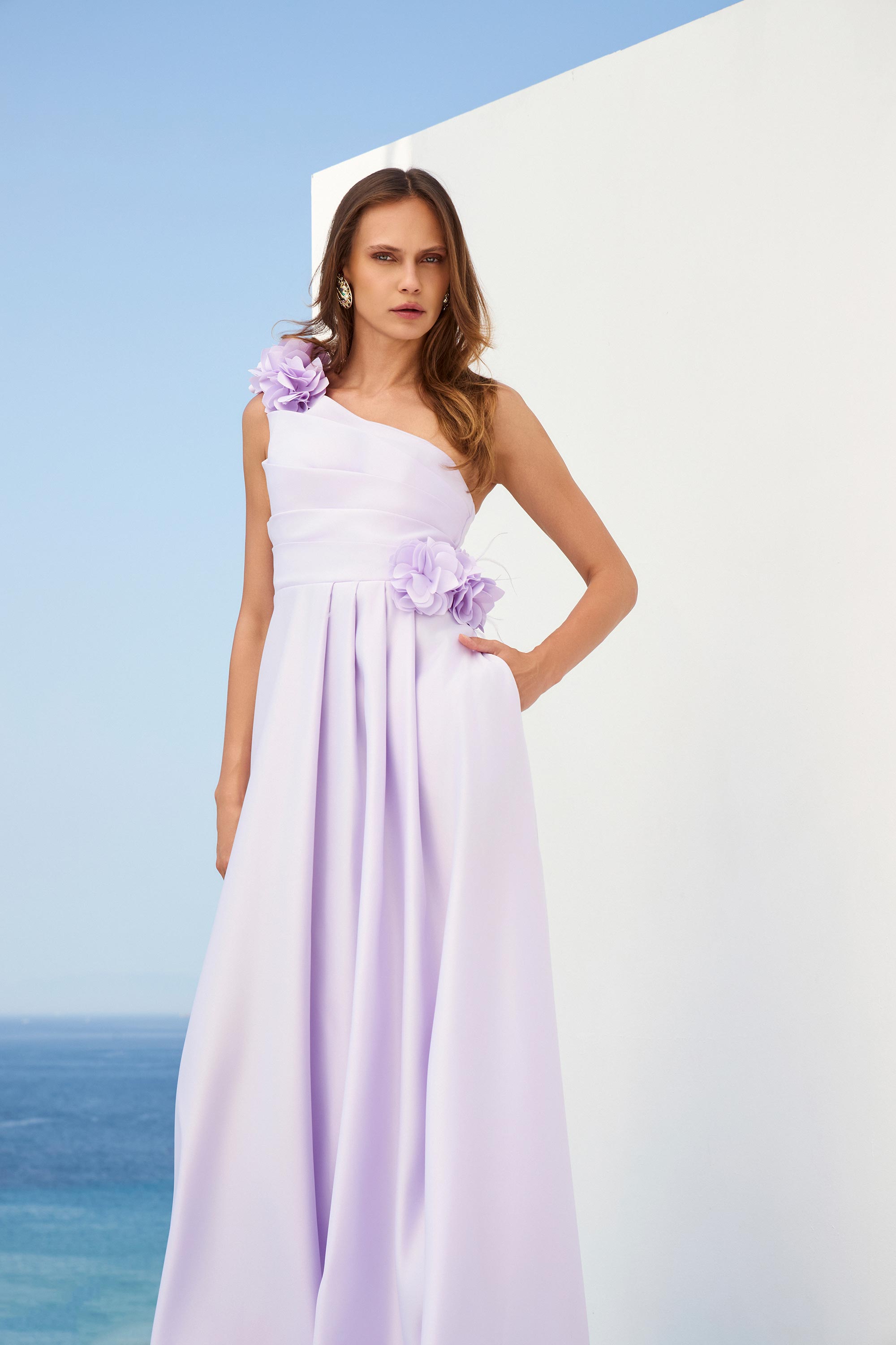 Κοκτέιλ Φορέματα / Κοκτέιλ φόρεμα με ένα ώμο, μεσάτο, με φαρδιά φούστα και λουλούδια.