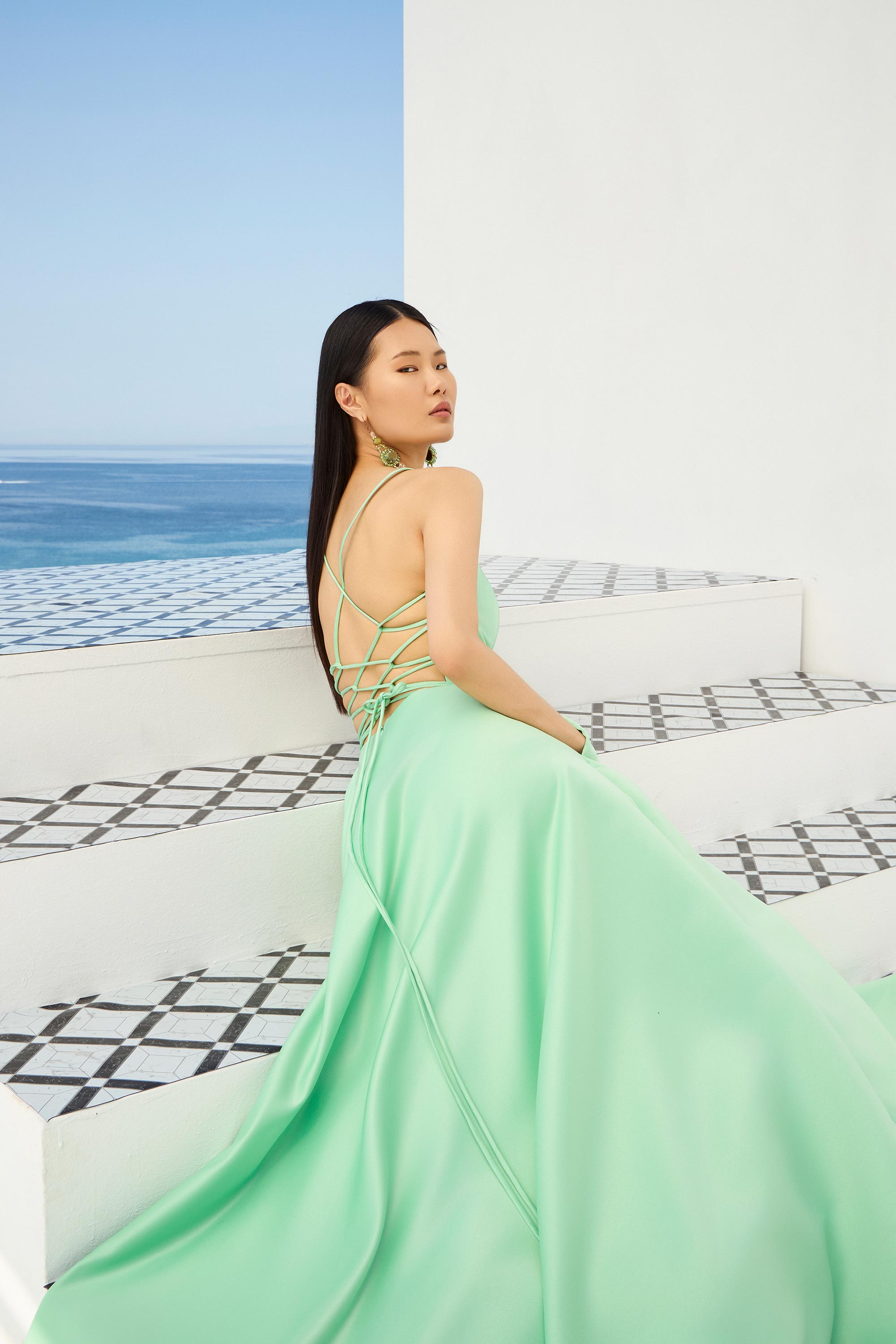 Κοκτέιλ Φορέματα / Εντυπωσιακό σατέν κοκτέιλ φόρεμα με ανοιχτή πλάτη και φαρδιά φούστα.