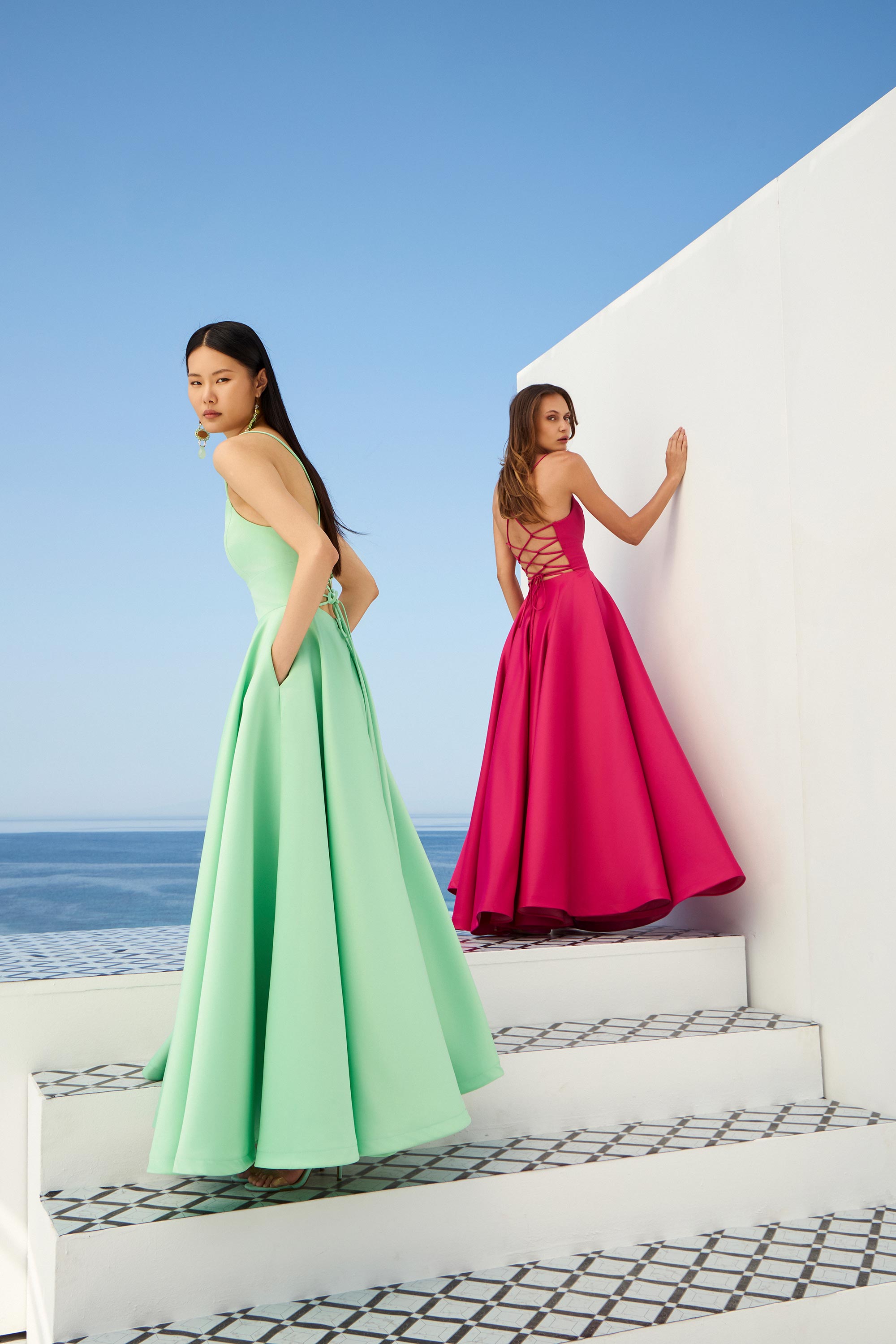 Κοκτέιλ Φορέματα / Εντυπωσιακό σατέν κοκτέιλ φόρεμα με ανοιχτή πλάτη και φαρδιά φούστα.