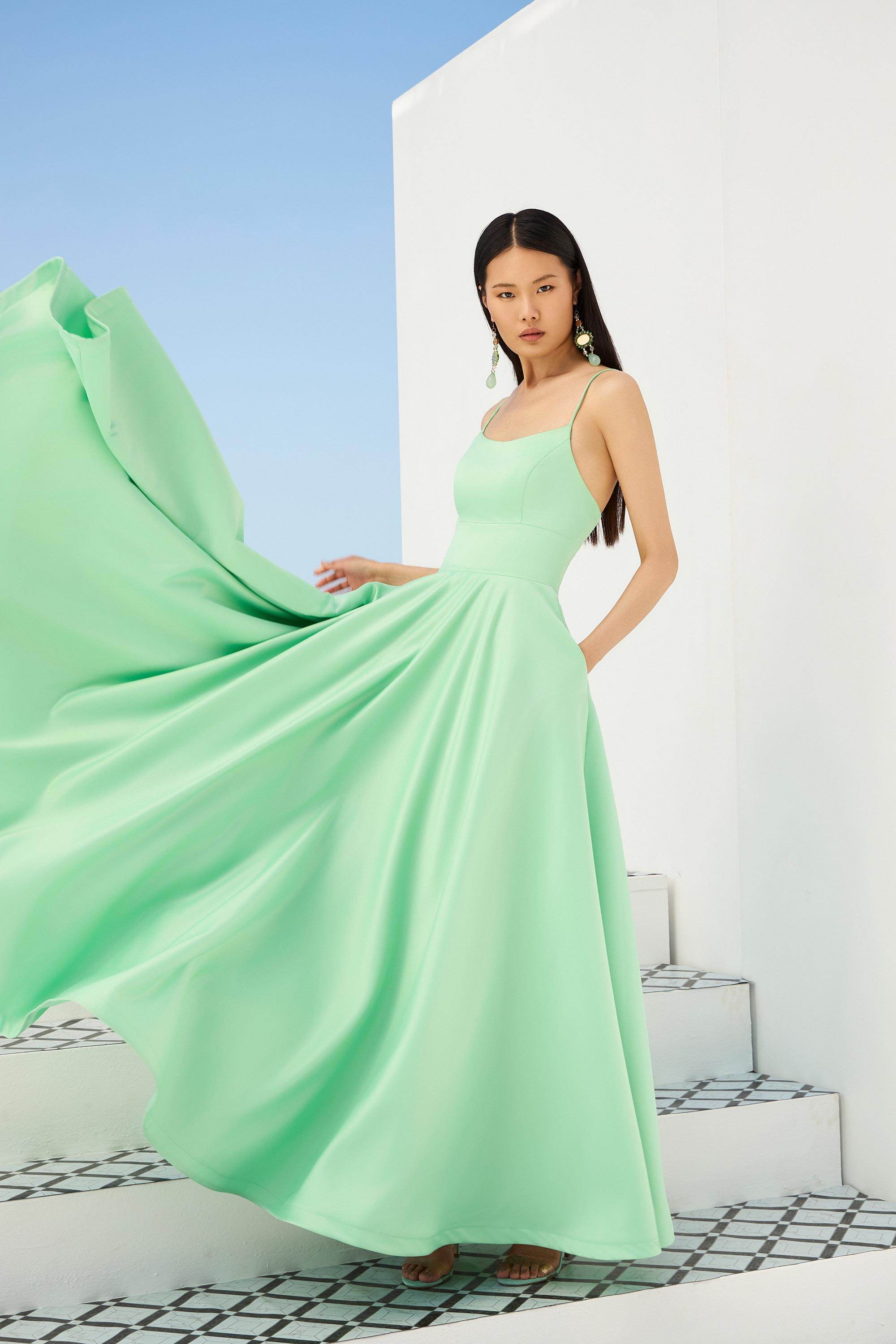 Κοκτέιλ Φορέματα / Εντυπωσιακό σατέν κοκτέιλ φόρεμα με ανοιχτή πλάτη και φαρδιά φούστα.