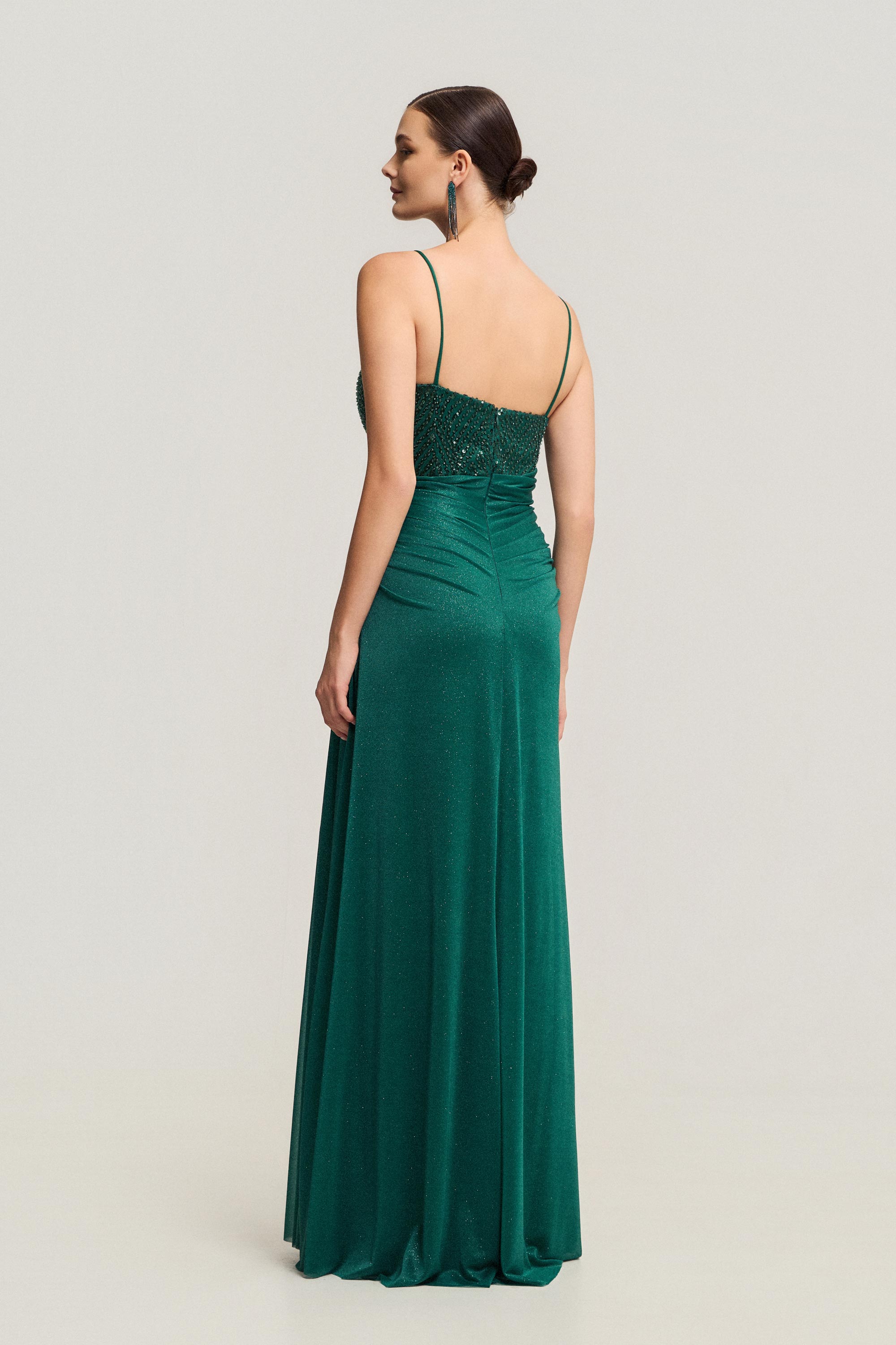 Κλασικά Φορέματα / Κλασικό φόρεμα με εφαρμοστό κεντημένο μπούστο, ντραπέ φούστα και αέρινο φουλάρι.