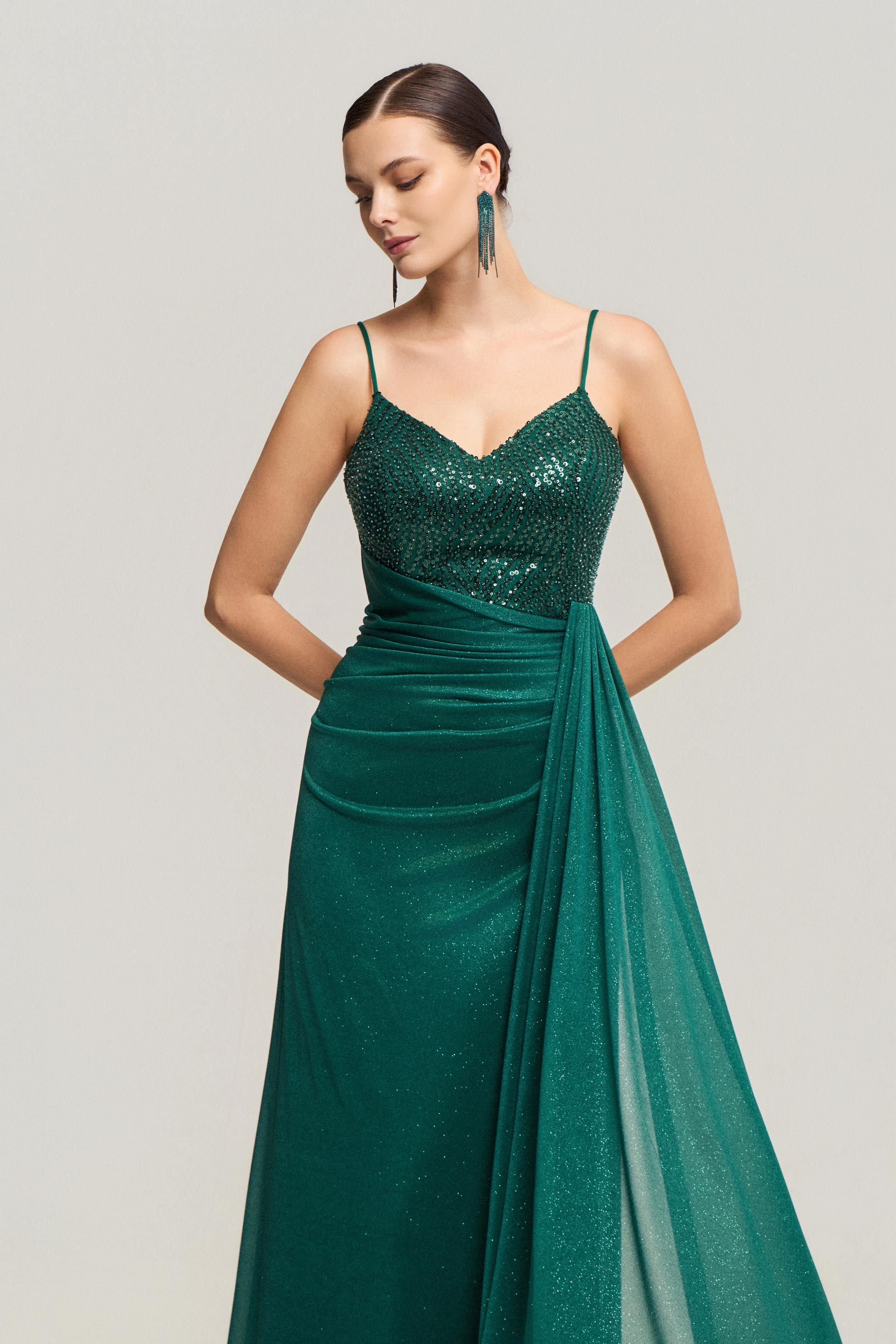 Κλασικά Φορέματα / Κλασικό φόρεμα με εφαρμοστό κεντημένο μπούστο, ντραπέ φούστα και αέρινο φουλάρι.