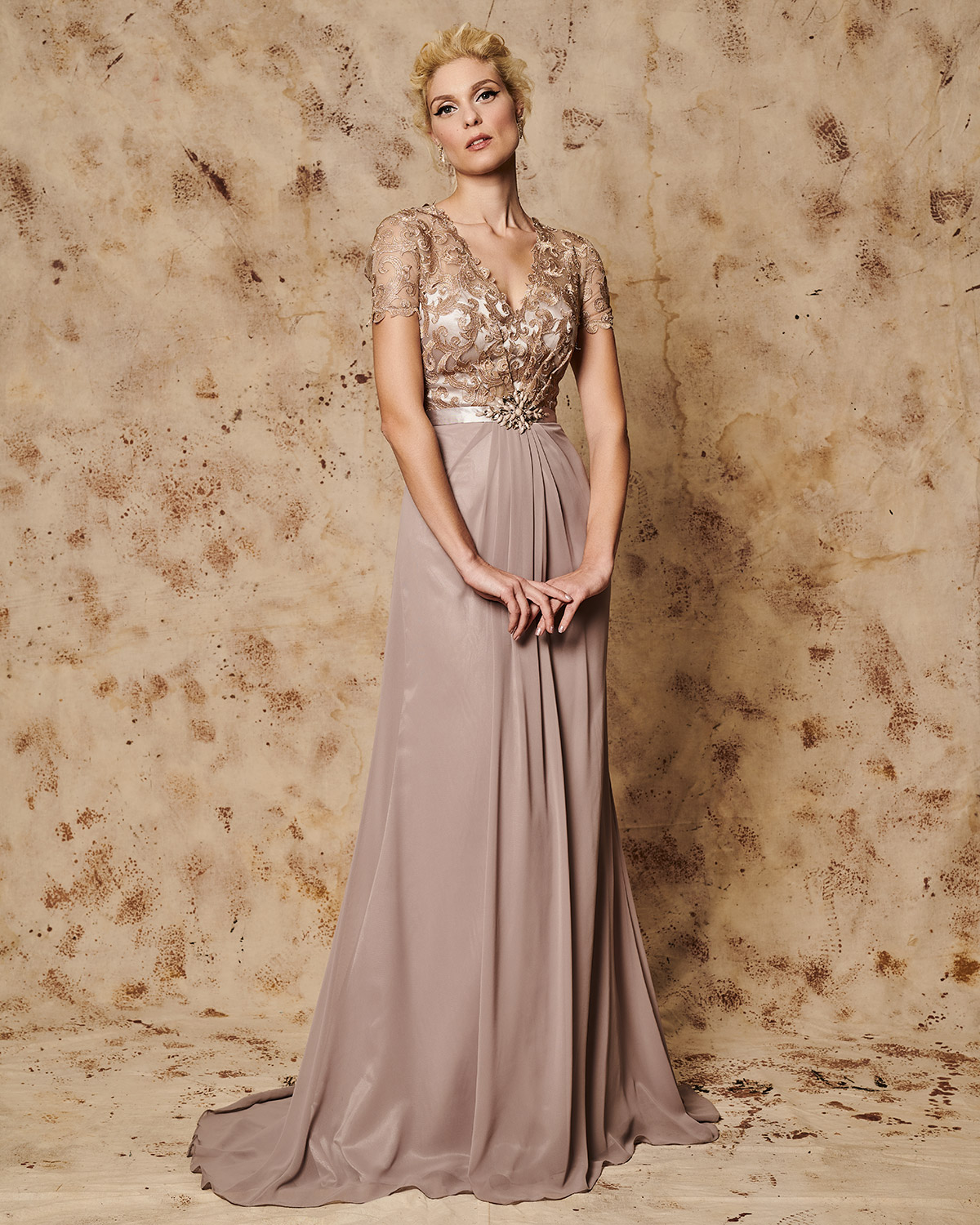 Classic Dresses / Long evening dress with lace bust 