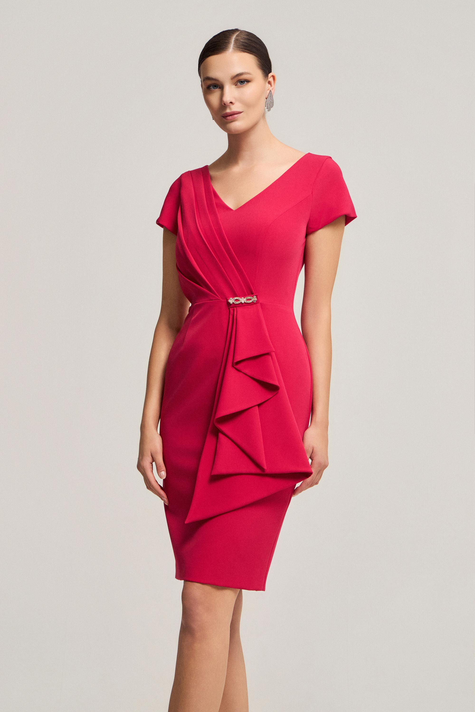 Κλασικά Φορέματα / Κλασικό κοντό φόρεμα με ντραπέ, μανίκι και κεντημένη λεπτομέρεια μέσης.