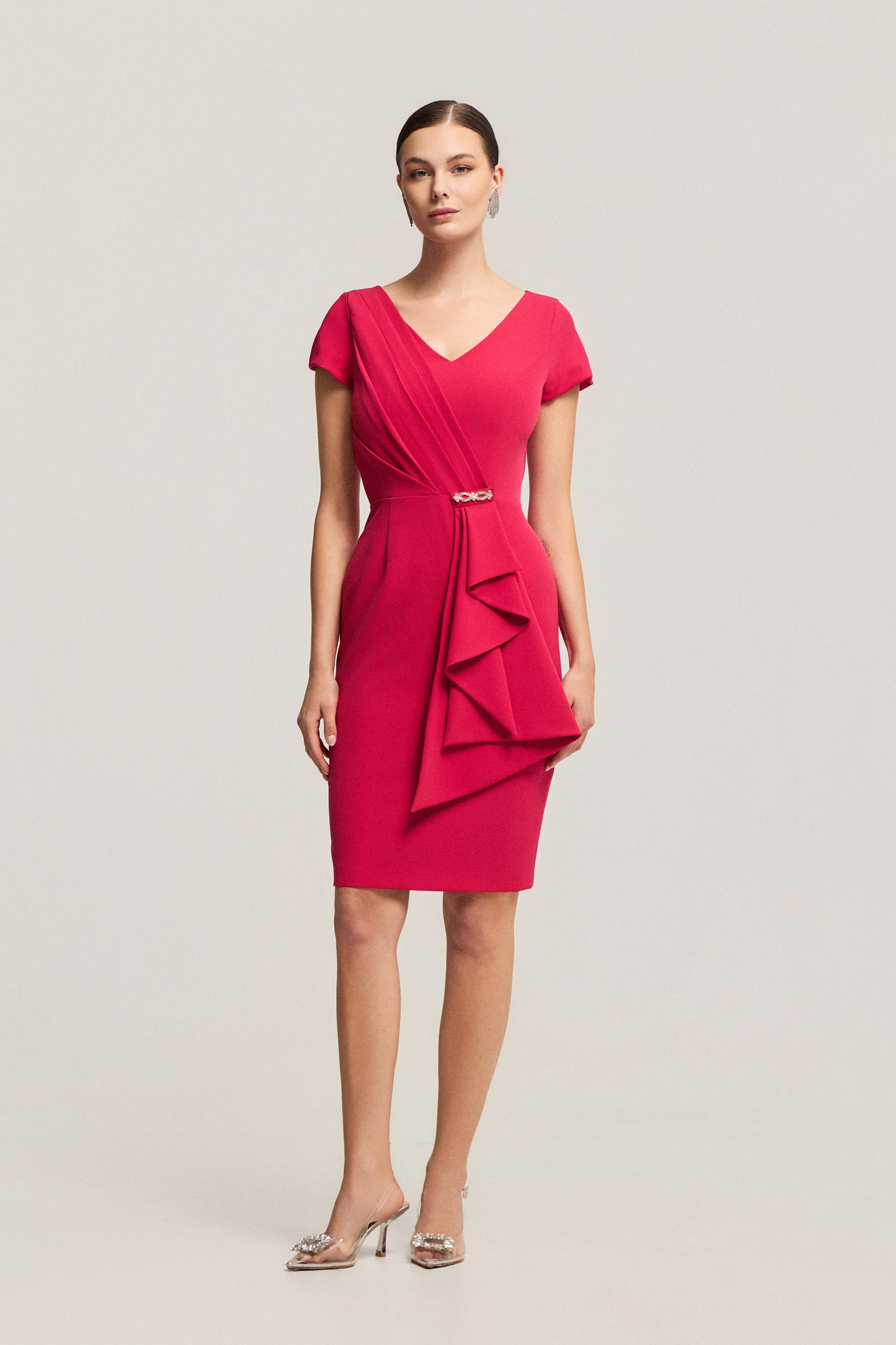 Κλασικά Φορέματα / Κλασικό κοντό φόρεμα με ντραπέ, μανίκι και κεντημένη λεπτομέρεια μέσης.