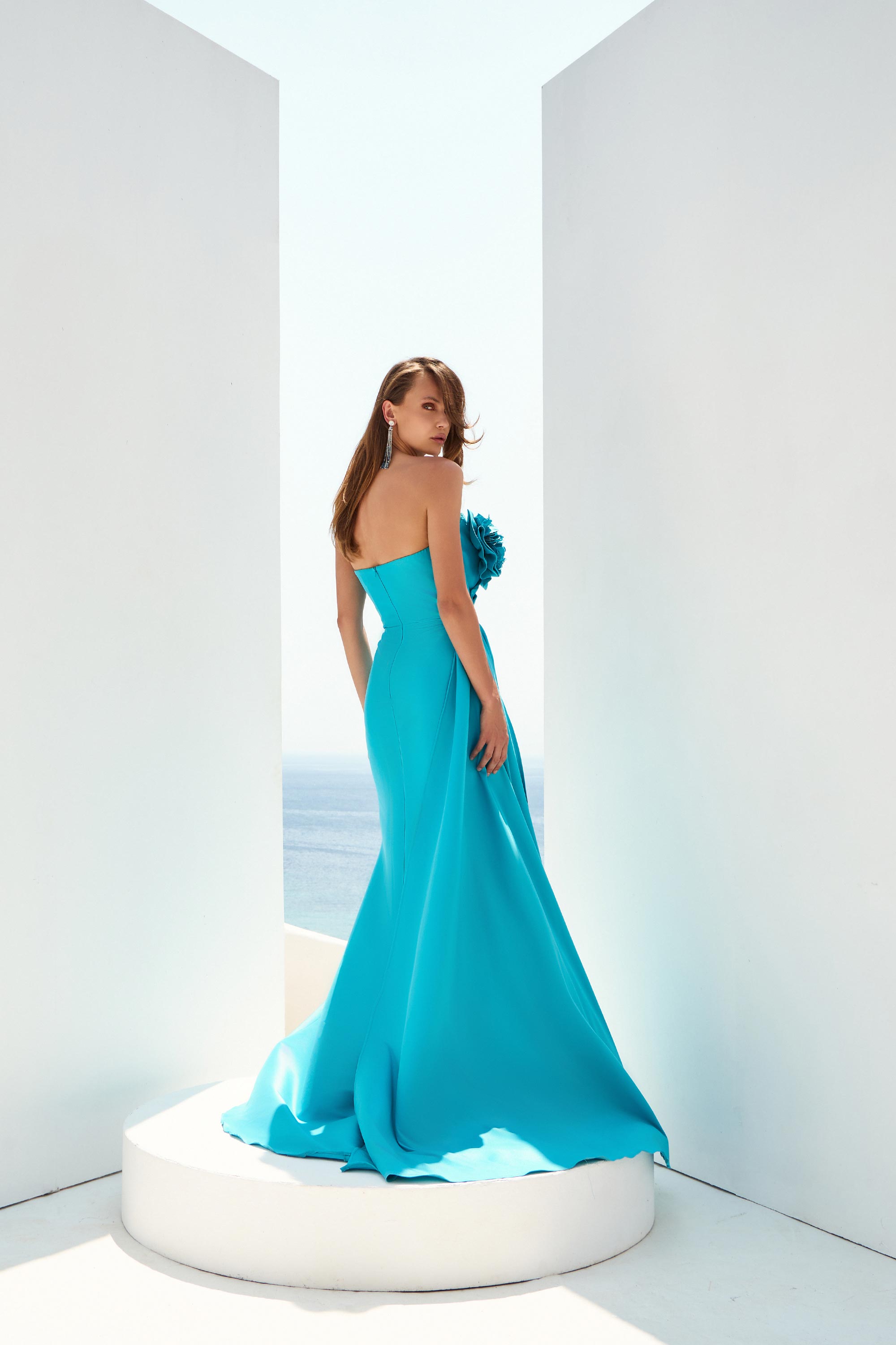 Βραδινά Φορέματα / Βραδινό φόρεμα για κουμπάρα, με εντυπωσιακό μπούστο και λουλούδι.