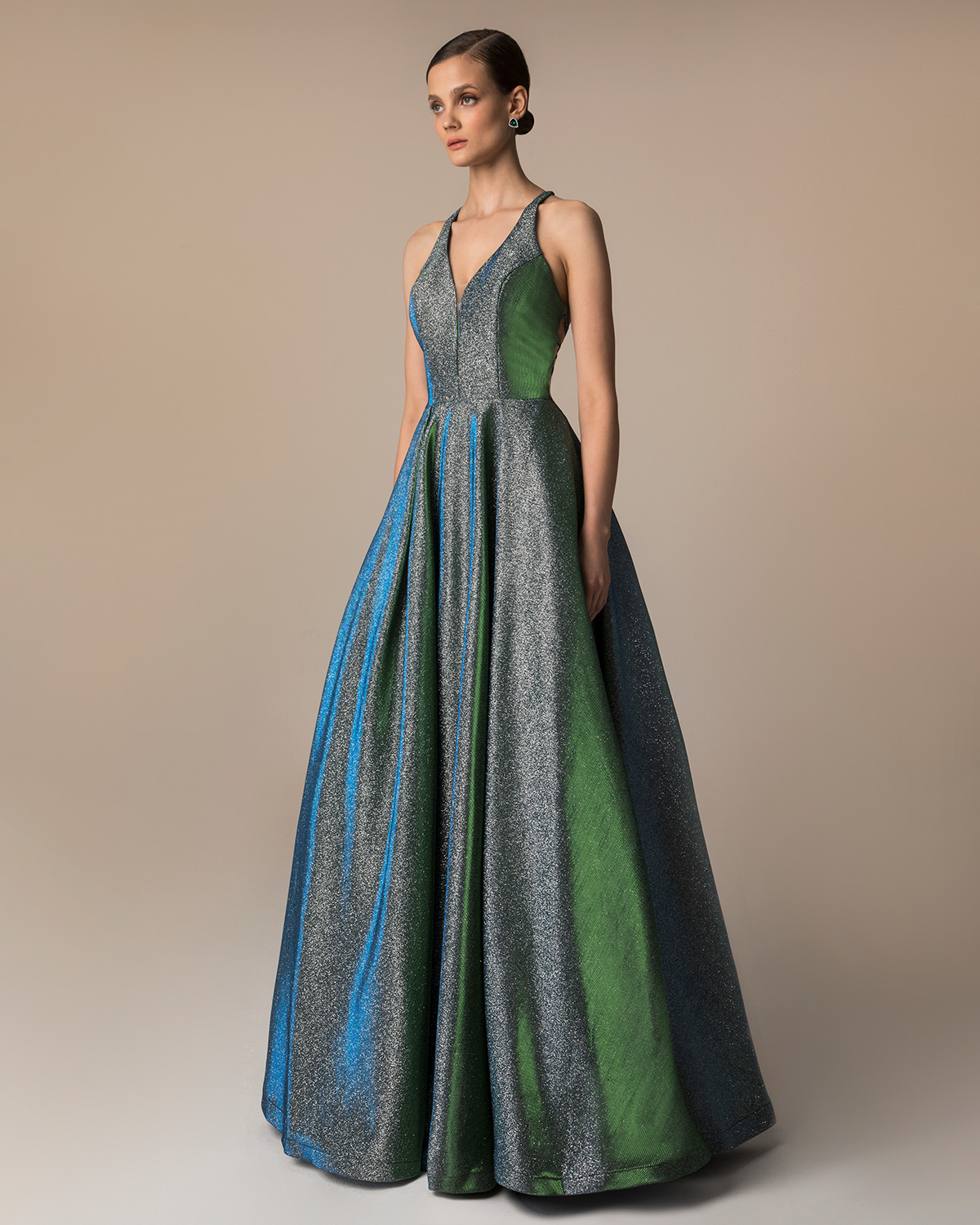 Βραδυνά Φορέματα / Βραδινό μακρύ εξώπλατο φόρεμα από γυαλιστερό ύφασμα