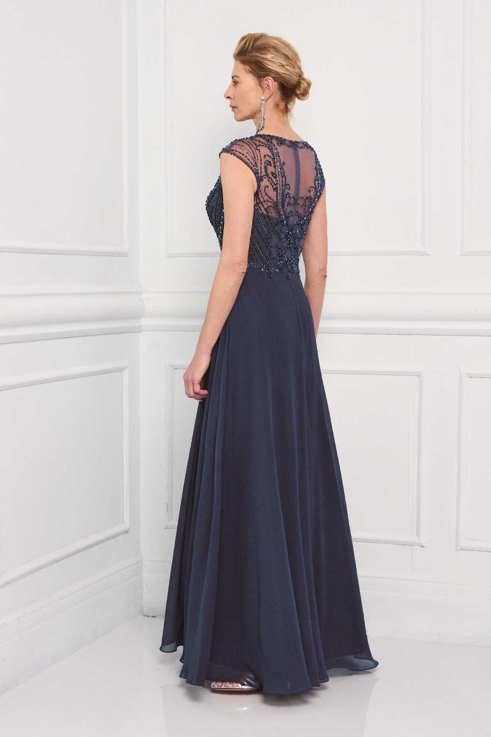 Classic Dresses / Classic long chiffon dress with embroidered top and wide straps