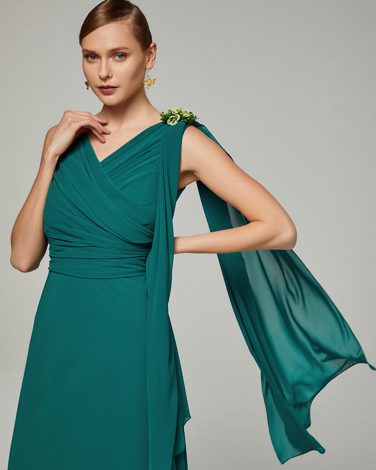 Κλασικό μακρύ φόρεμα με ντραπέ τοπ,  φουλάρι και καρφίτσα στον ένα ώμο