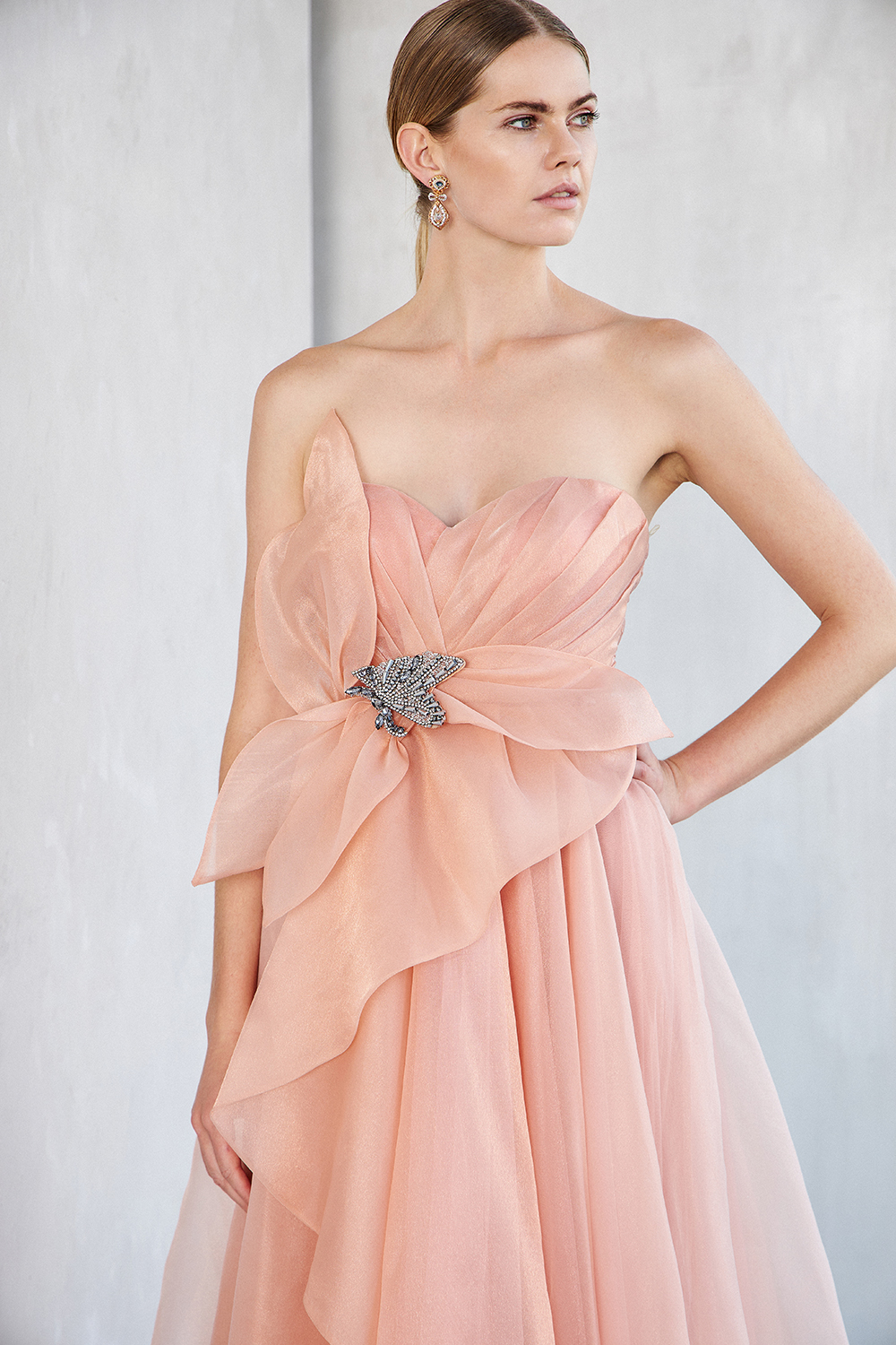 Evening Dresses / Long evening strapless dress with organza fabric and bow at the waist