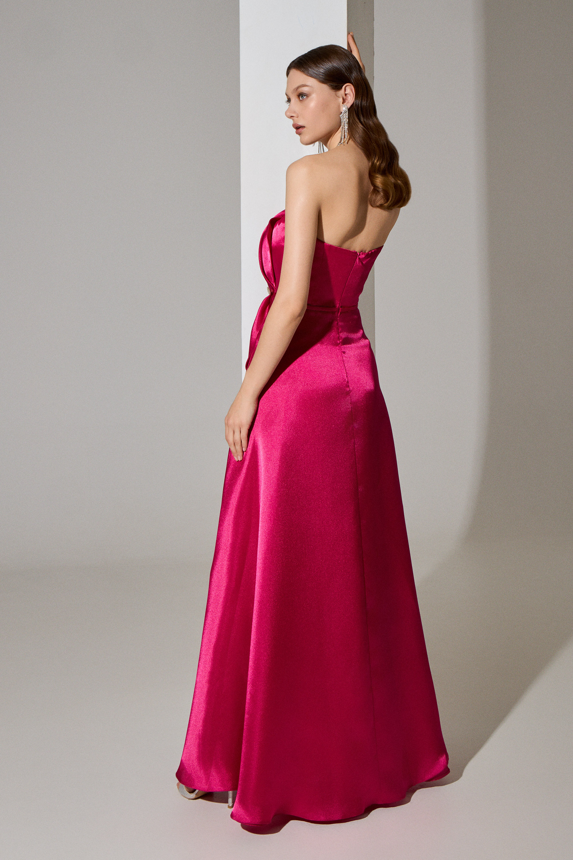 Abiti da Sera / Abito da sera lungo senza spalline in organza con fiocco sul top e ricamo in vita