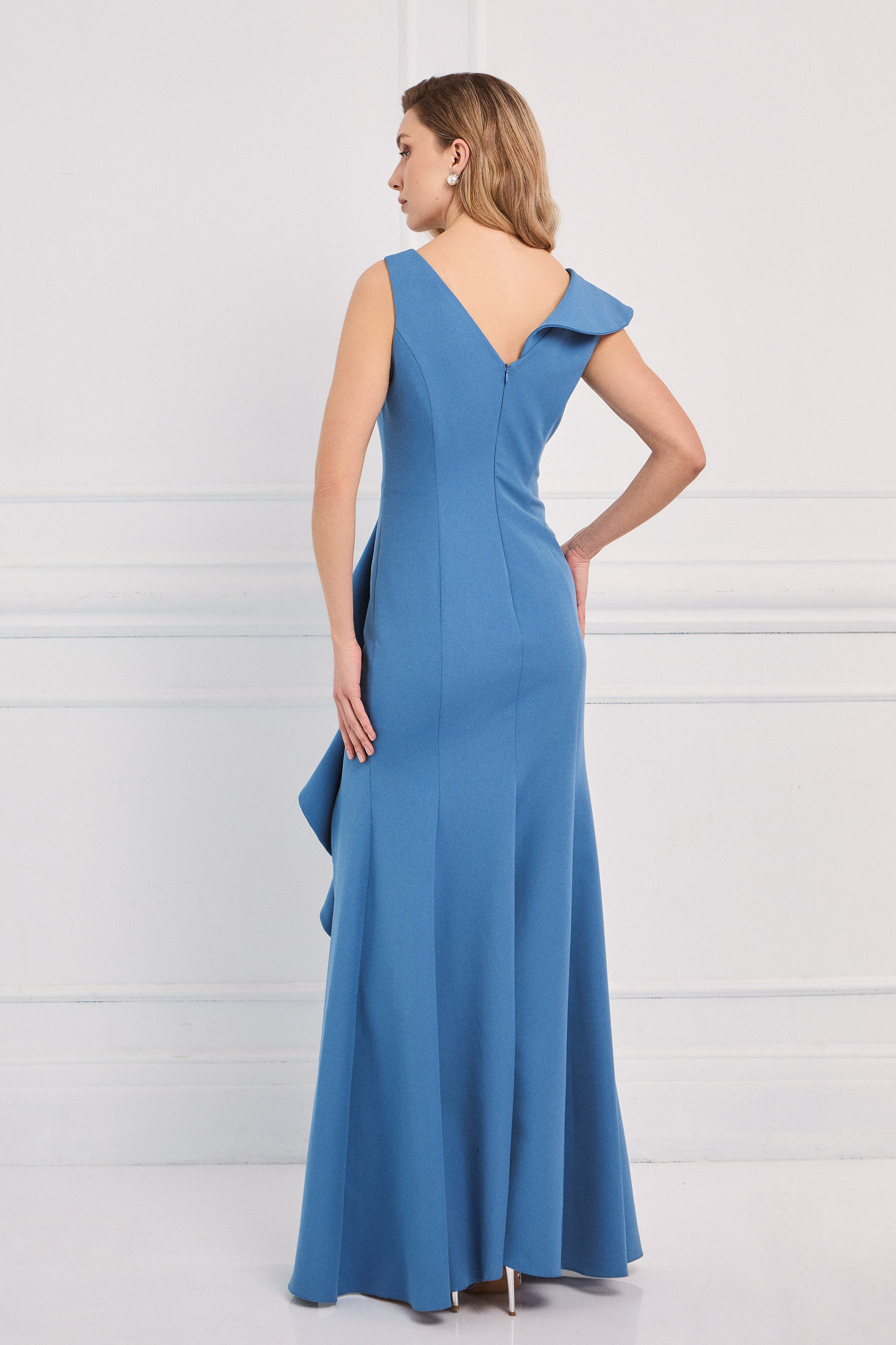 Classic Dresses / Classic long crepe dress with ruffle