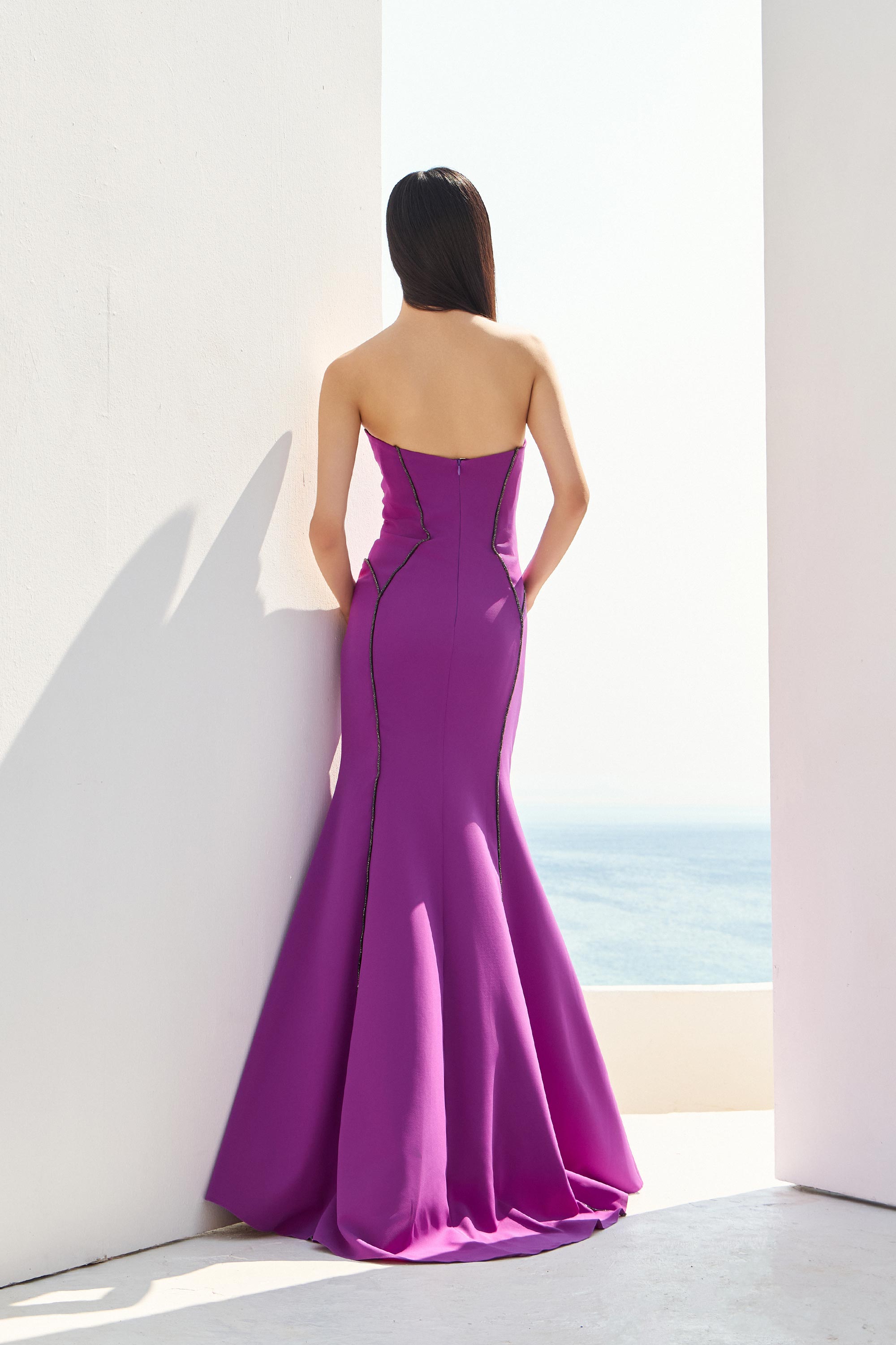 Βραδινά Φορέματα / Βραδινό γοργονέ στράπλες φόρεμα με δίχρωμες λεπτομέρειες στις ραφές.