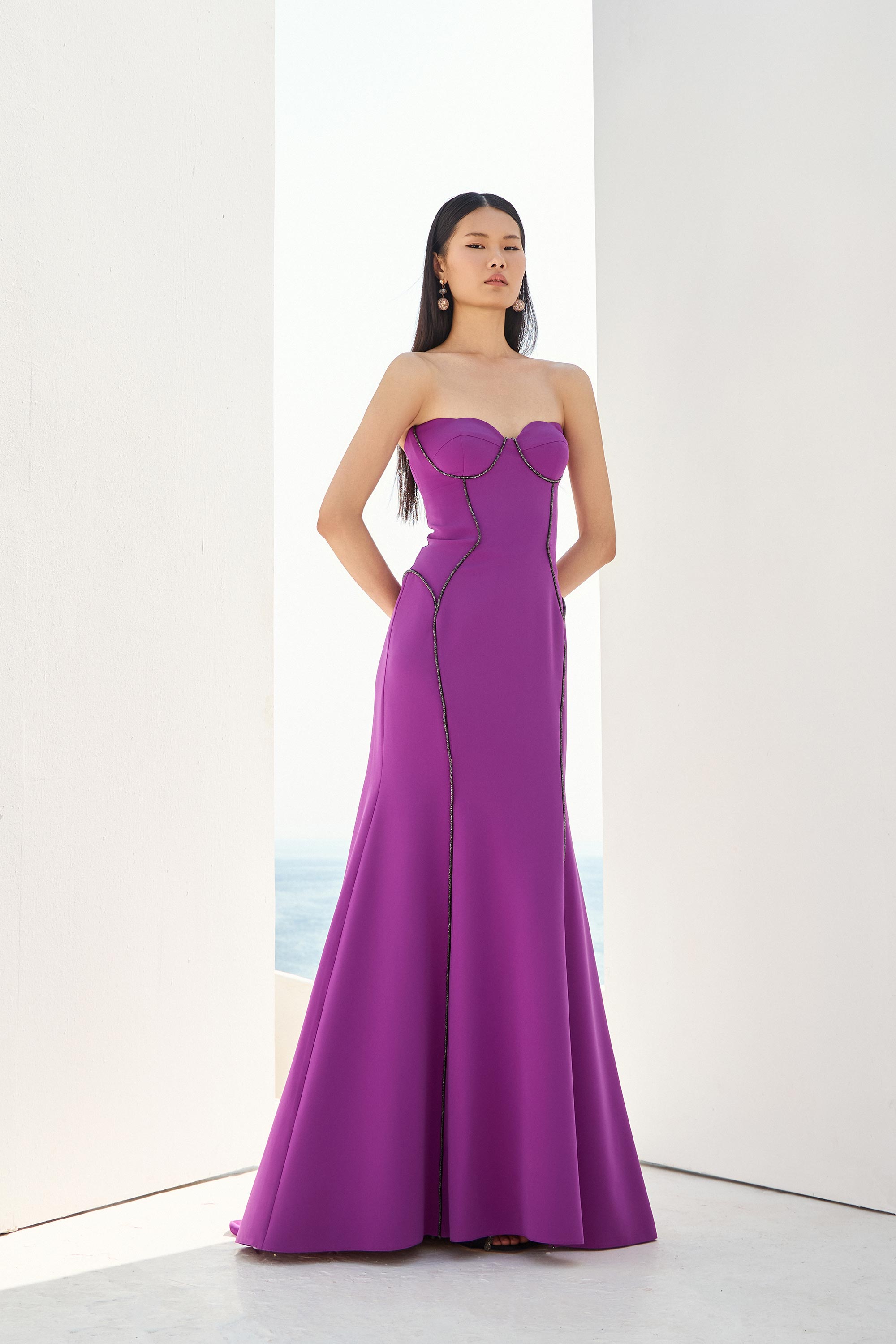 Βραδινά Φορέματα / Βραδινό γοργονέ στράπλες φόρεμα με δίχρωμες λεπτομέρειες στις ραφές.