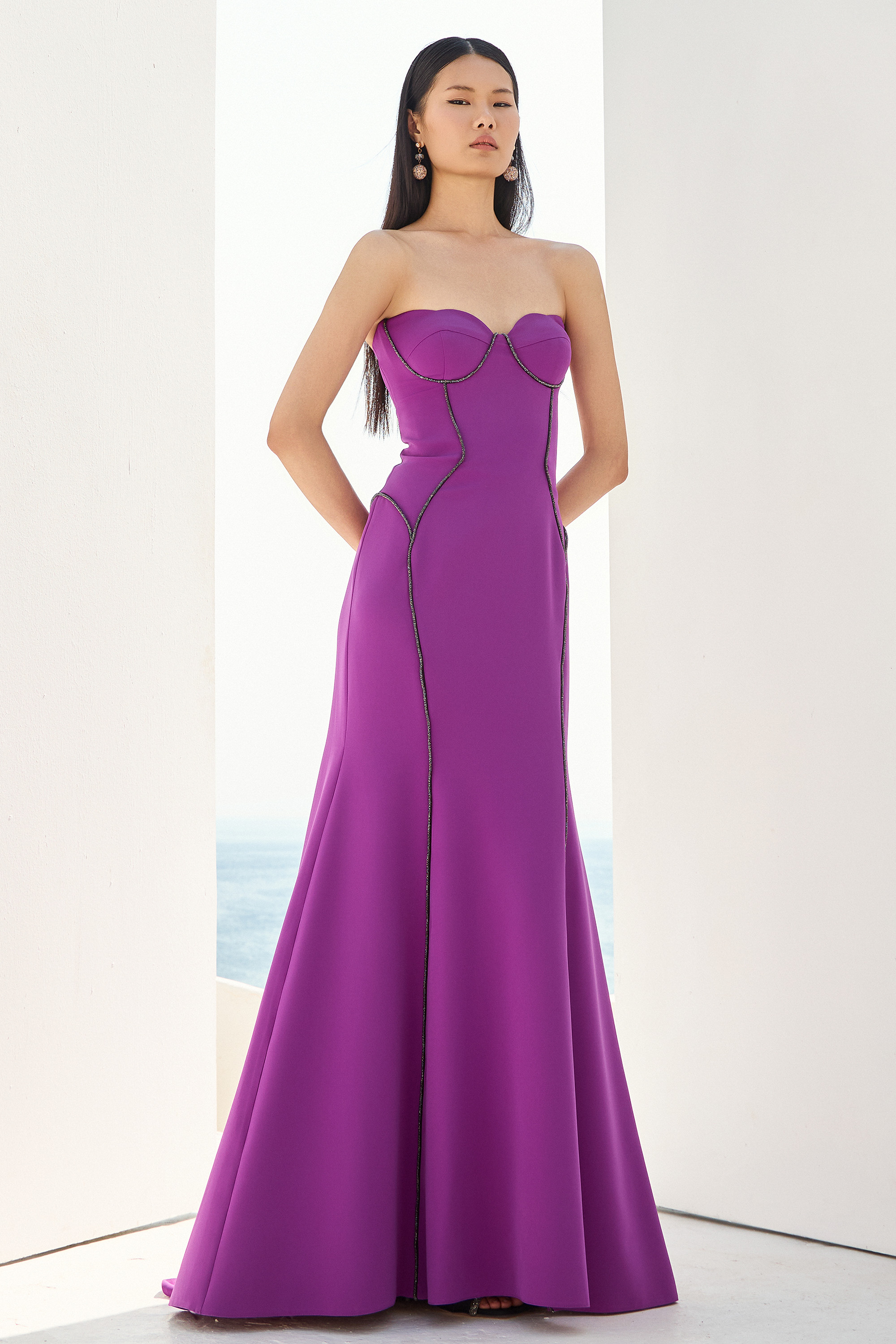 SIENNA - Βραδινό γοργονέ στράπλες φόρεμα με δίχρωμες λεπτομέρειες στις ραφές.