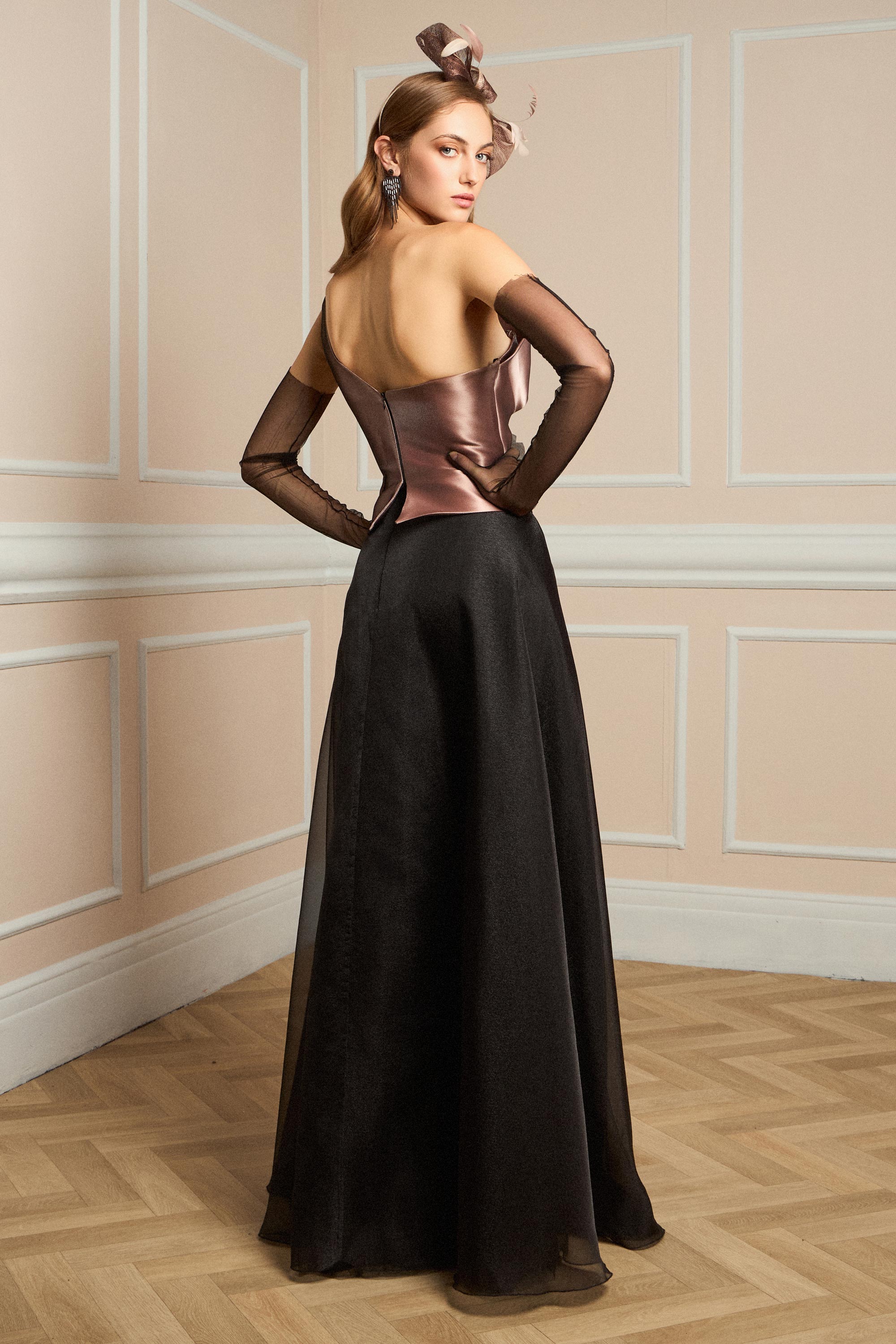 Αμπιγιέ Φορέματα / Αμπιγιέ φόρεμα με σταυρωτό σατέν μπούστο, μεγάλη φούστα και λουλούδι.