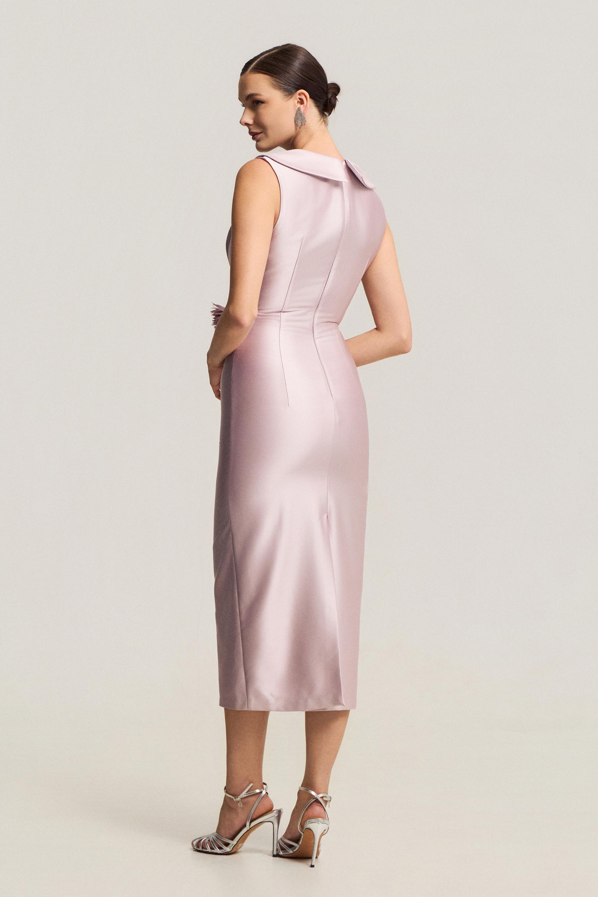 Κλασικά Φορέματα / Κλασικό σατέν κρουαζέ φόρεμα με λουλούδι, ιδανικό για καλεσμένη