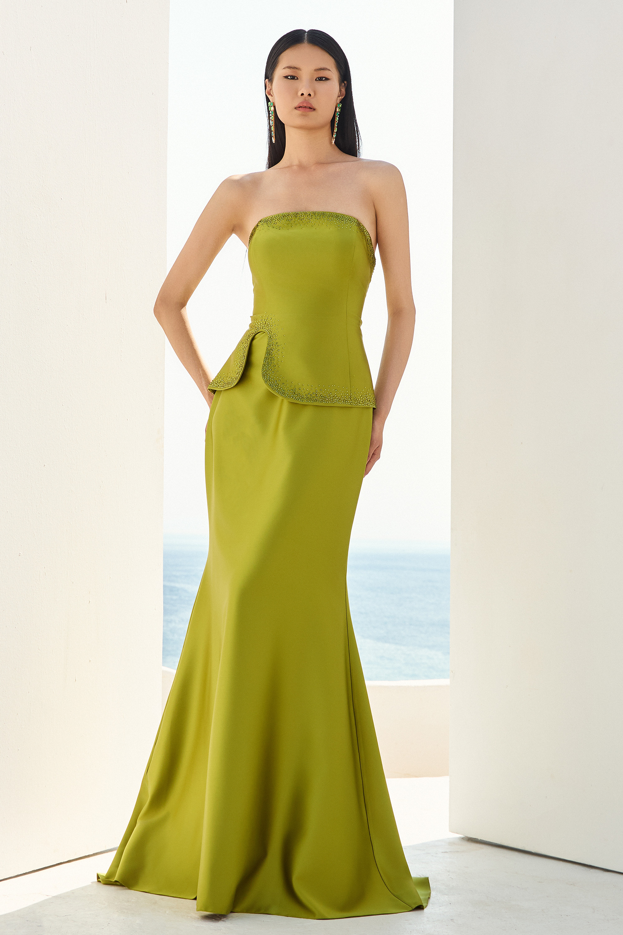 YASMIN - Βραδινό στράπλες σατέν γοργονέ φόρεμα με λεπτομέρειες στρας.