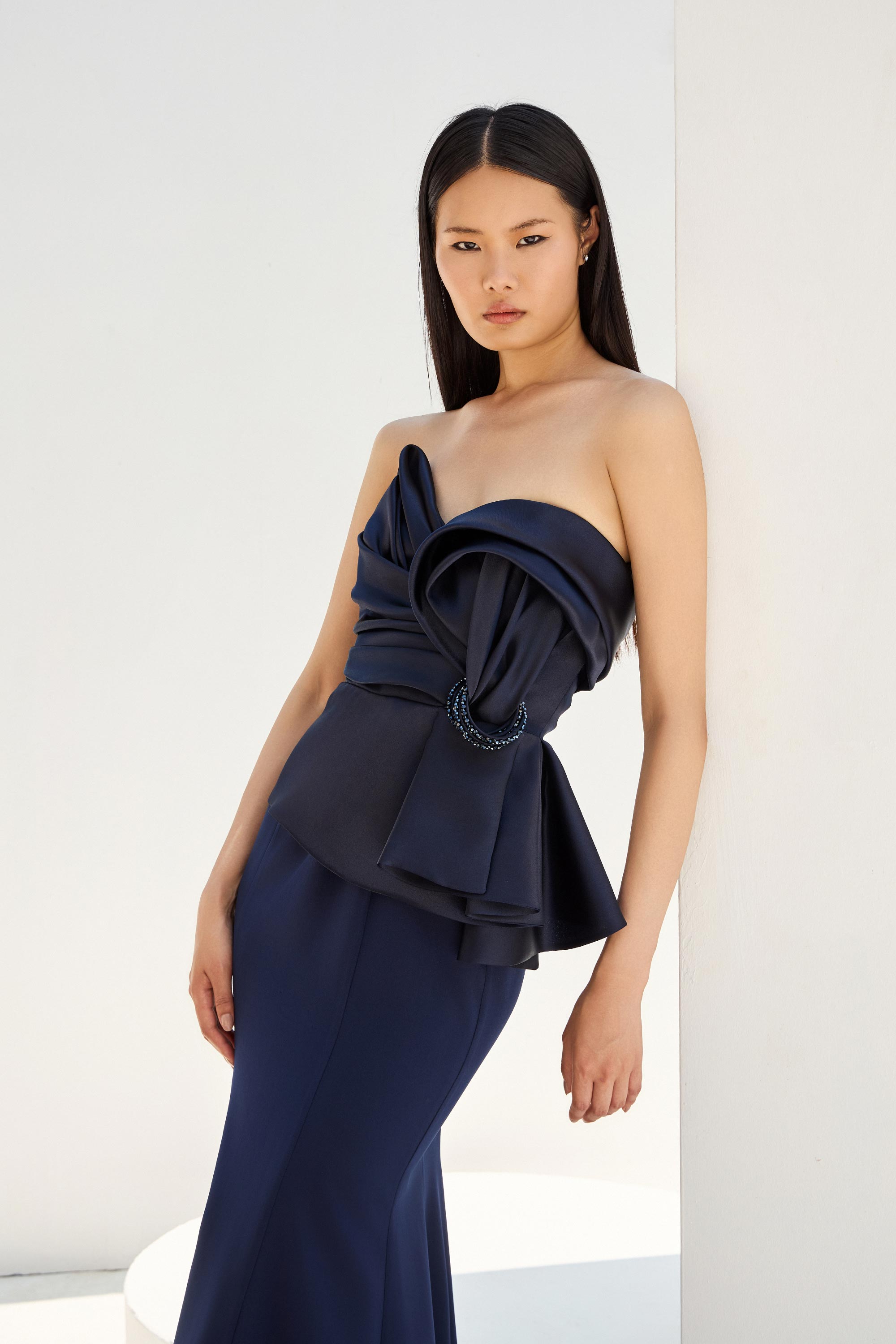 Βραδινά Φορέματα / Βραδινό στράπλες γοργονέ φόρεμα με εντυπωσιακό σατέν μπούστο και αγκράφα.