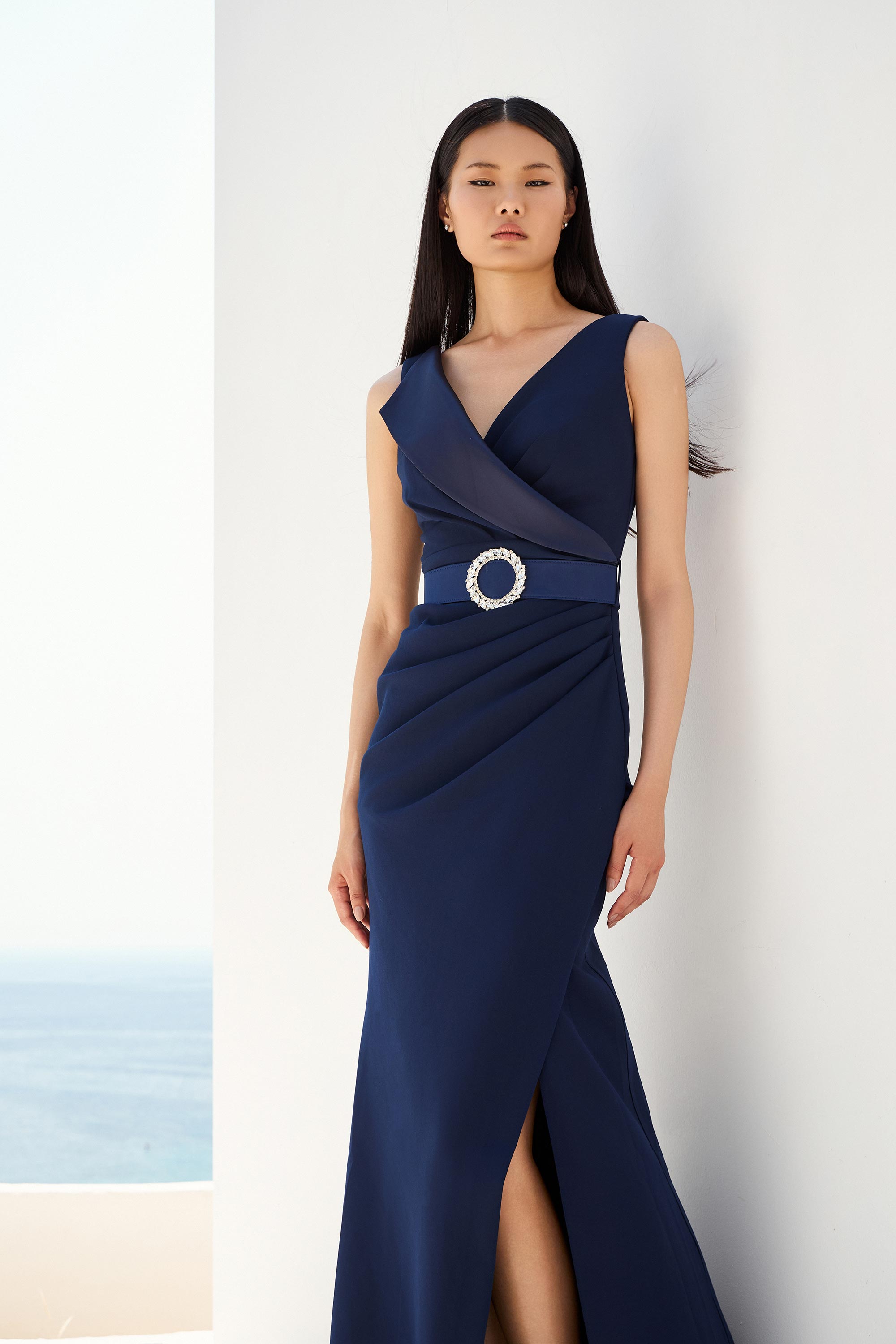 Βραδινά Φορέματα / Βραδινό φόρεμα με πέτο, ζώνη στη μέση και σκίσιμο.