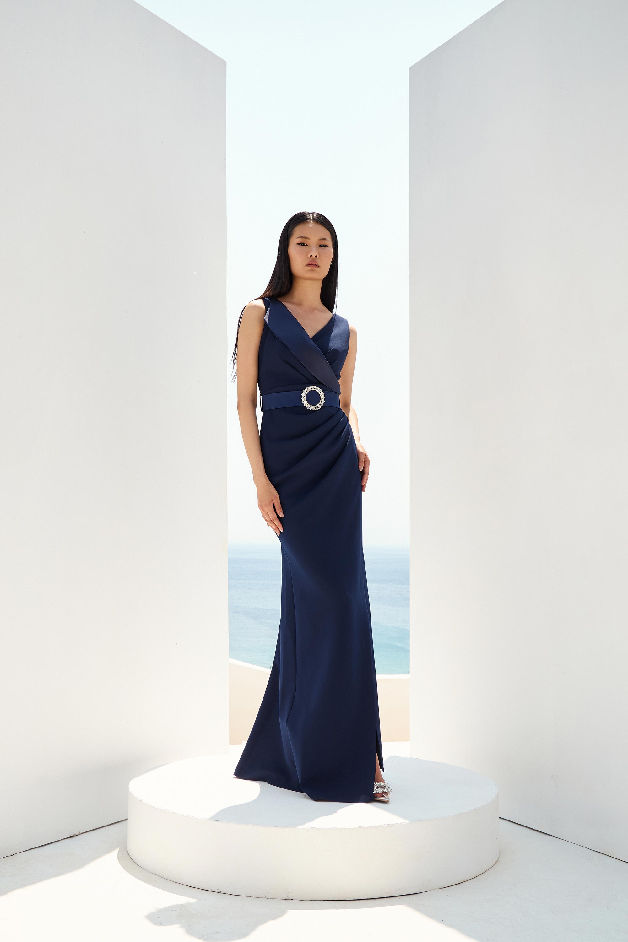 Βραδινά Φορέματα / Βραδινό φόρεμα με πέτο, ζώνη στη μέση και σκίσιμο.