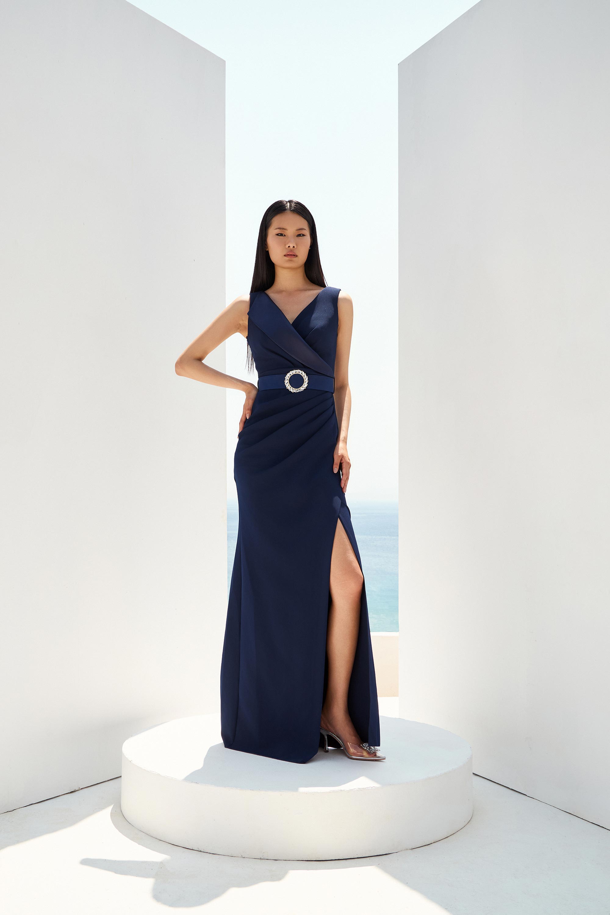 Βραδινά Φορέματα / Βραδινό φόρεμα με πέτο, ζώνη στη μέση και σκίσιμο.